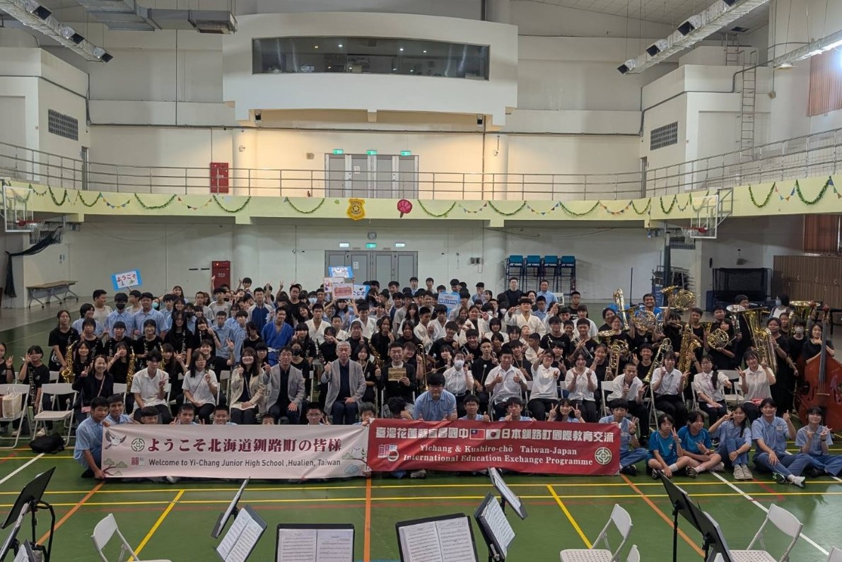 合影 紀念品交換 (國立教育廣播電臺圖片