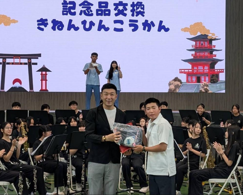 合影 紀念品交換 (國立教育廣播電臺圖片