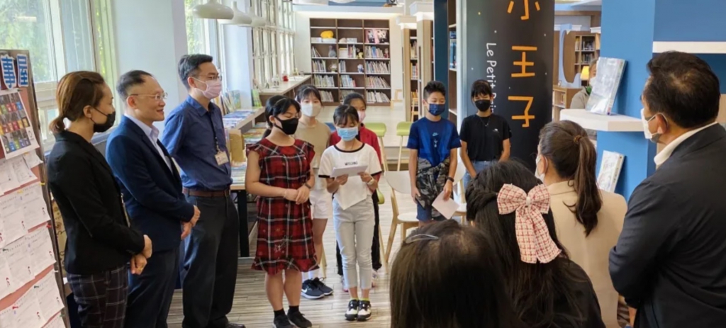 學生向泰國教育團導覽校內圖書館
