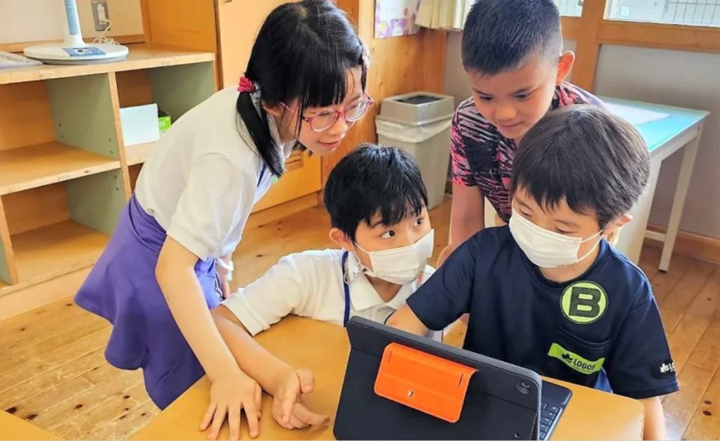 力行學生和直川小學學生利用平板與Google翻譯互動交流