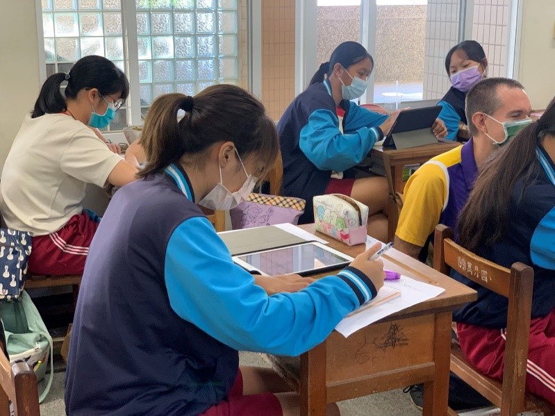 學生向日本學校學生舉例台灣水資源的使圖片