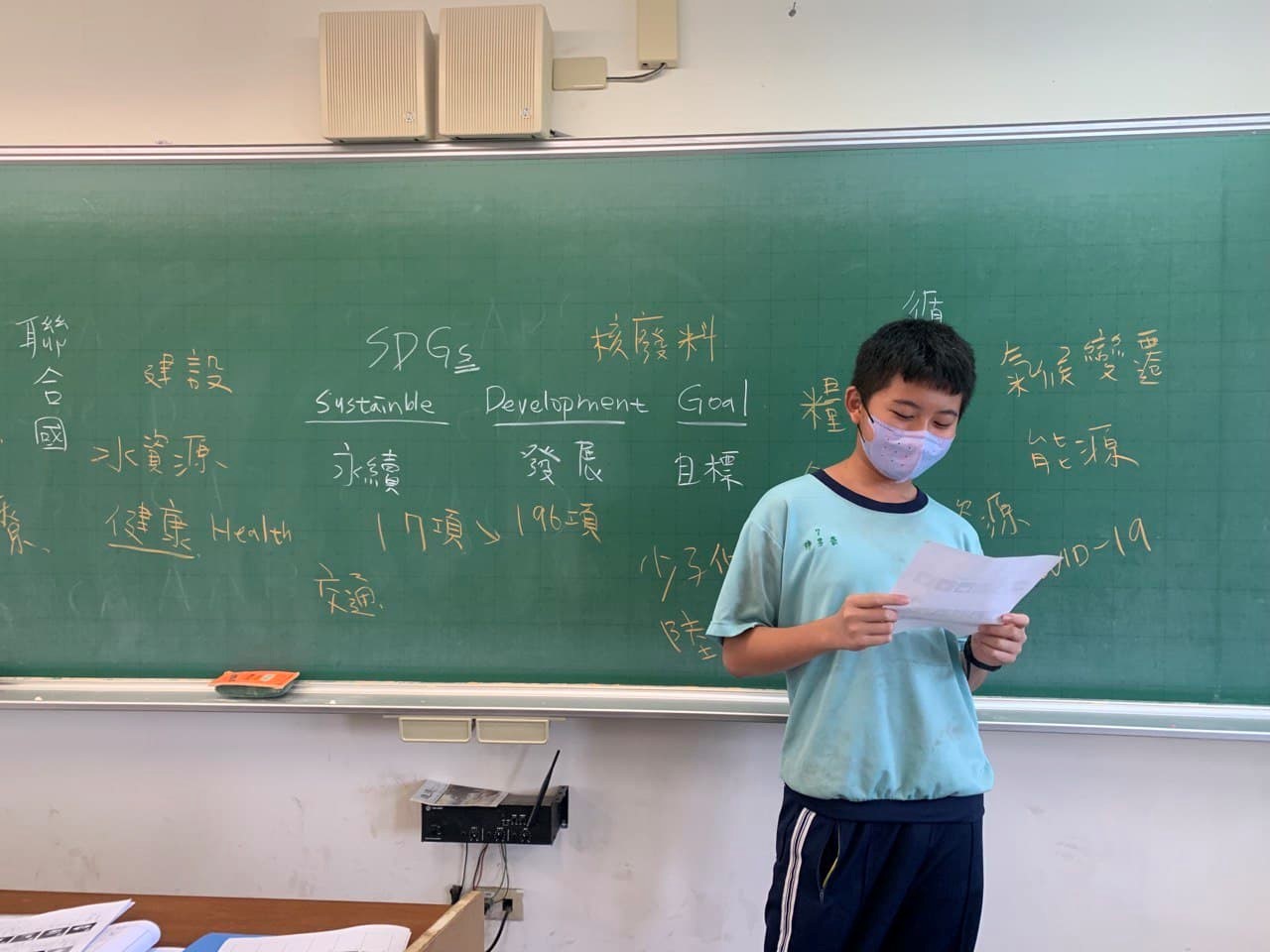 學生向日本學校學生舉例台灣水資源的使圖片