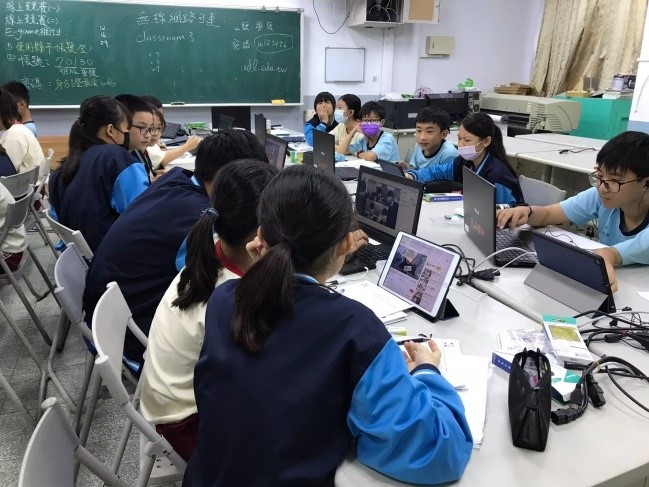 學生上台報告資源回收議�圖片